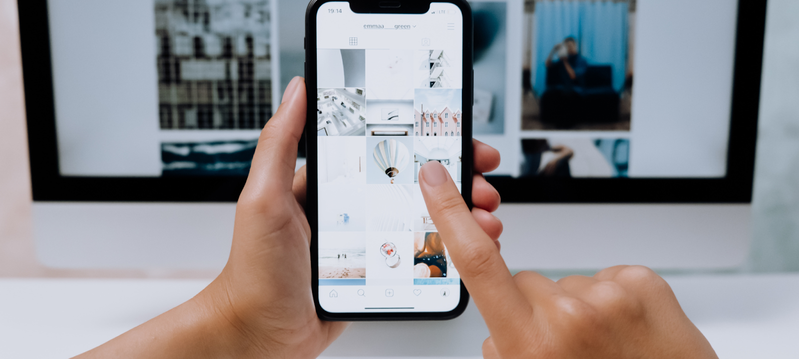 هاتف شخص يستخدم أدوات Canva AI