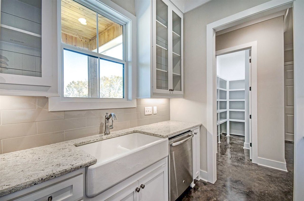 The kitchen includes a farmhouse sink and a walk-in pantry.