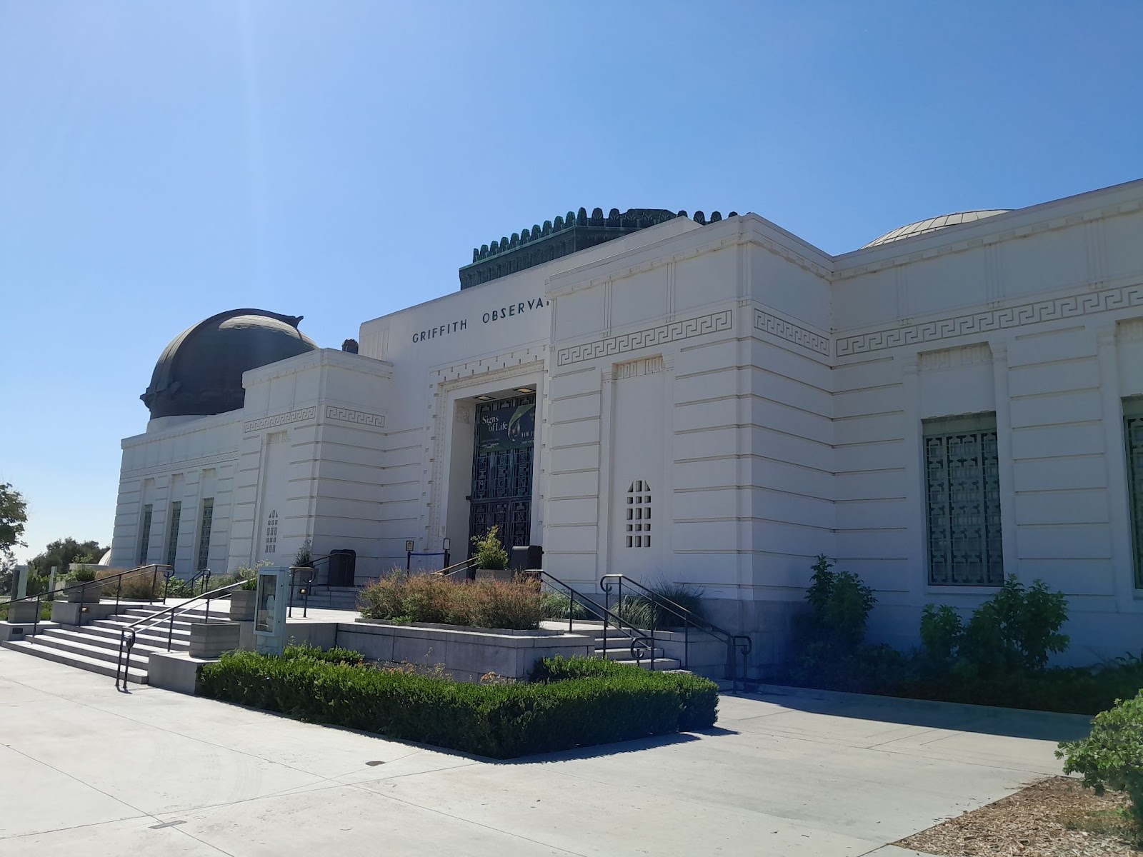 El observatorio Griffith en la ciudad de Los Ángeles frente al letrero de Hollywood