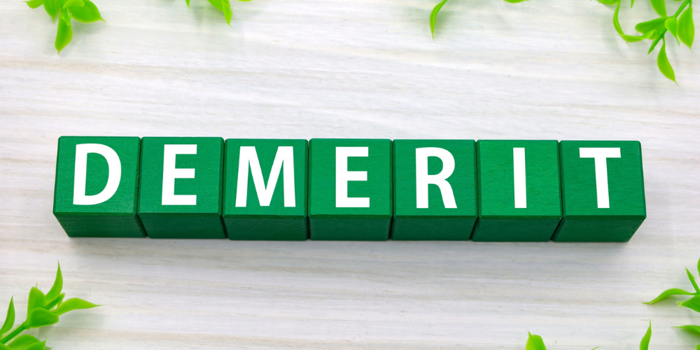 緑色の積み木ブロックを並べて白文字で「DEMERIT」と示したイメージ