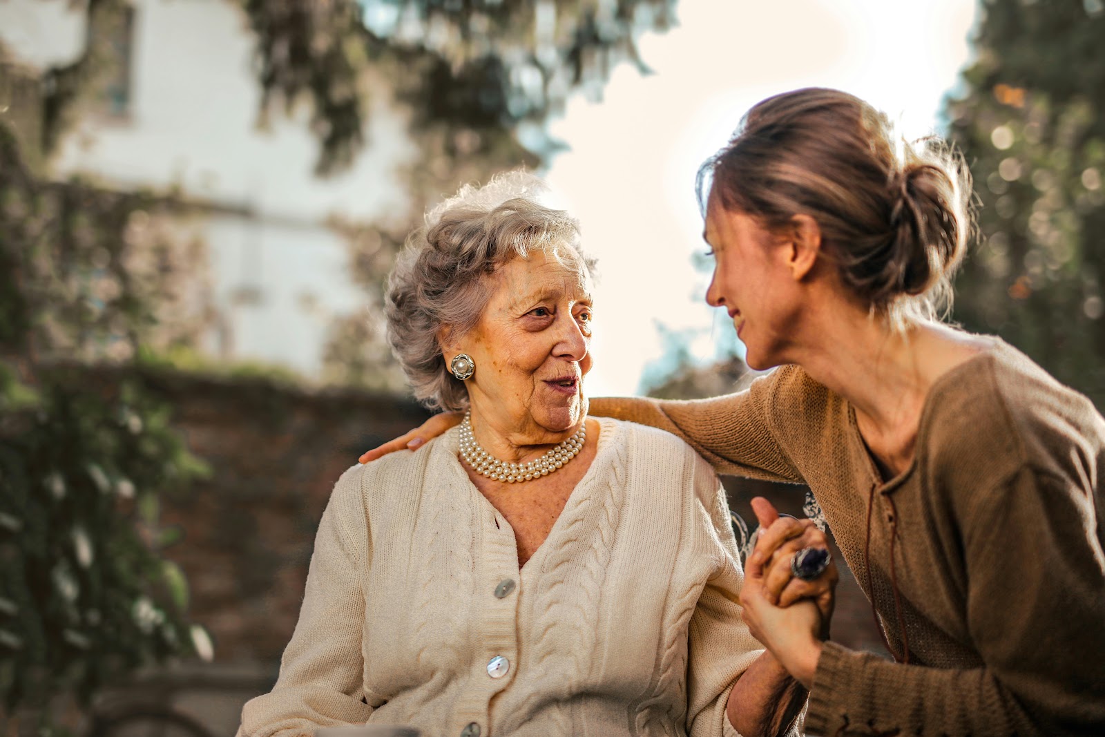 Two women talking | Source: Pexels