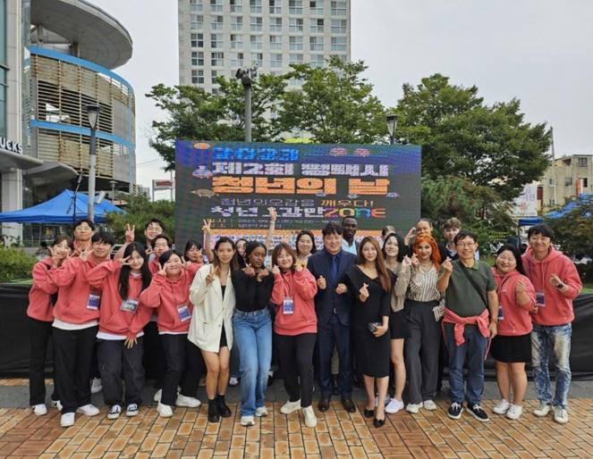 A group of people posing for a photo

AI-generated content may be incorrect.