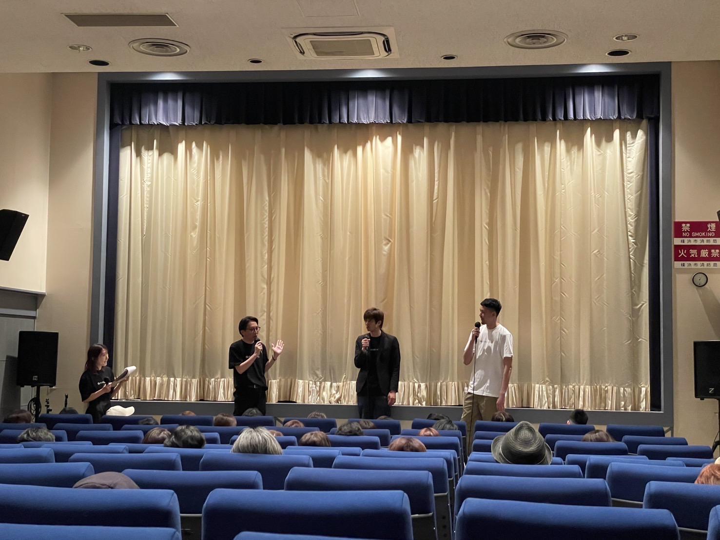 屋内, 天井, 部屋, 窓 が含まれている画像

AI によって生成されたコンテンツは間違っている可能性があります。