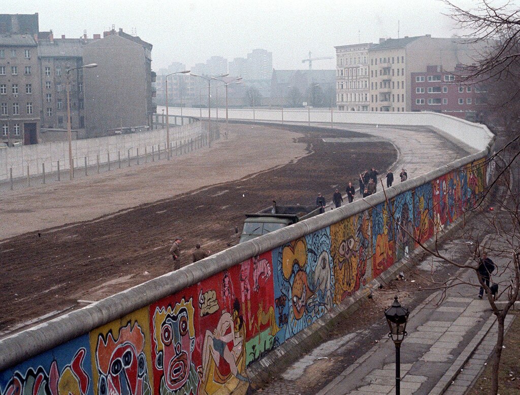 Le Mur de Berlin en 1986, symbolisant la frontière entre RFA et RDA.