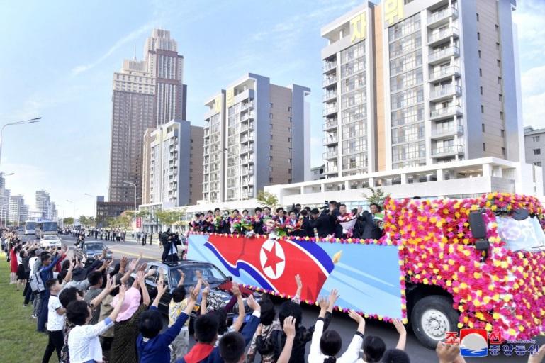 Pyongyang Citizens Fervently Welcome Young Footballers