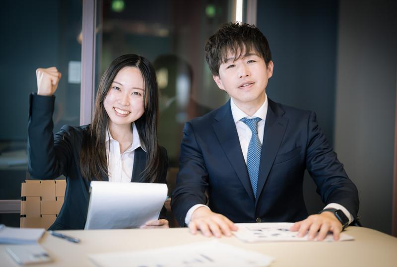 スーツを着た2人の男女