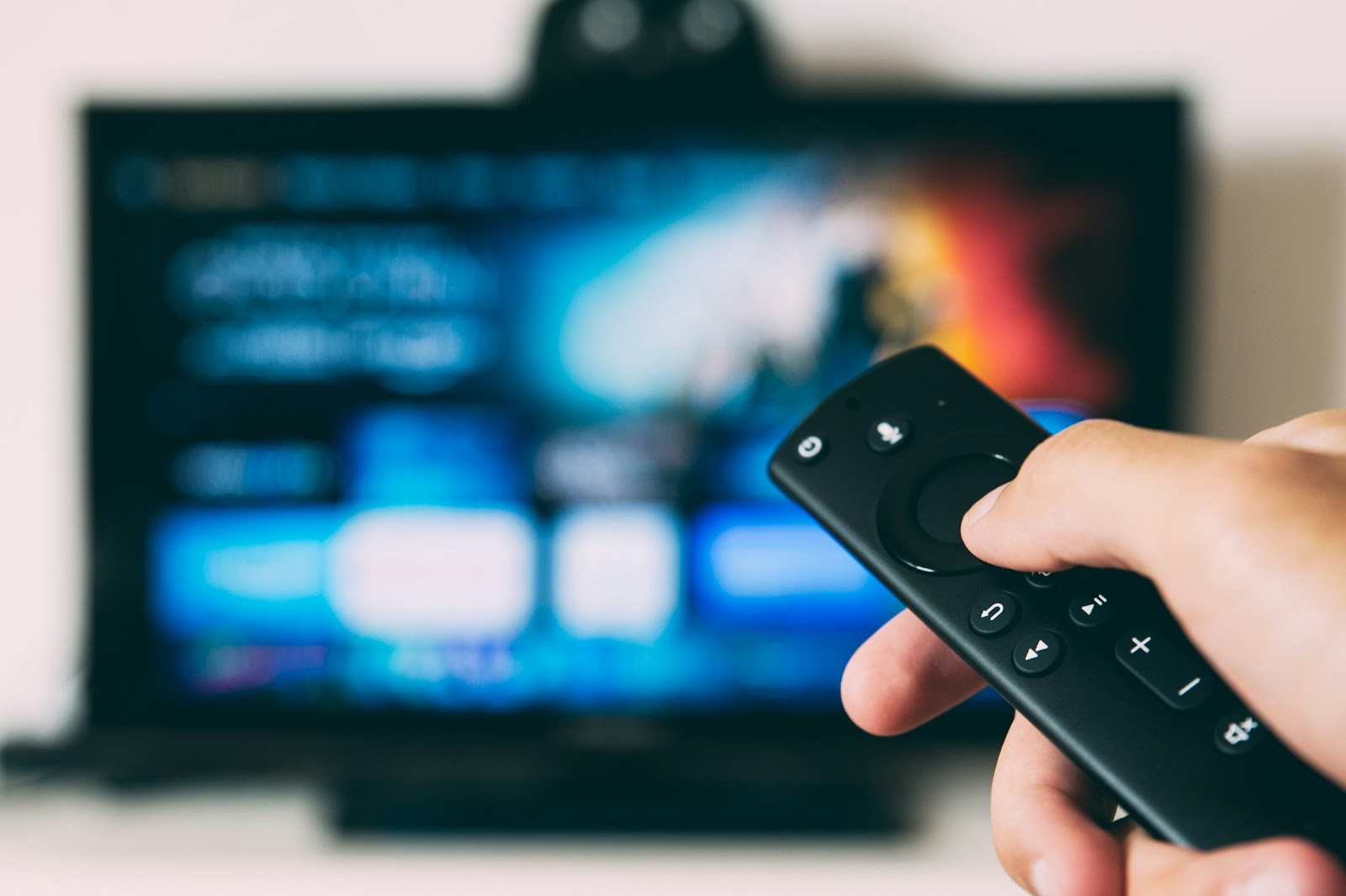 A person holding a remote control | Source: Unsplash