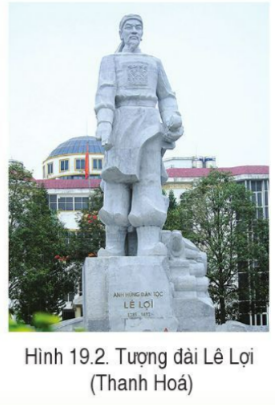 BÀI 19. KHỞI NGHĨA LAM SƠN (1418- 1427)1. Những ngày đầu của cuộc kháng chiến (1418 - 1423)Câu 1: Đọc thông tin, tư liệu và quan sát các hình 19.1, 19.2, hãy trình bày những sự kiện tiêu biểu trong thời kì đầu của cuộc khởi nghĩa.Đáp án chuẩn:- Năm 1418, Lê Lợi khởi nghĩa tại Lam Sơn, tự xưng là Bình Định Vương.- Giữa năm 1418, Lê Lai giả làm Lê Lợi để đánh lừa quân Minh, khiến quân Minh rút lui.- Giữa năm 1423, Lê Lợi đề nghị hoà giải tạm thời để tái lập và củng cố lực lượng nghĩa quân.2. Giải phóng Nghệ An, Tân Bình, Thuận Hóa (1424 - 1425)Câu 1: Đọc thông tin, hãy trình bày hoạt động của cuộc khởi nghĩa Lam Sơn trong những năm 1424– 1425.Đáp án chuẩn:- Cuối năm 1424, Nguyễn Chích đưa quân vào Nghệ An.- Lê Lợi dẫn quân tiến vào miền Tây Nghệ An, nhanh chóng chiếm đóng phần lớn vùng này.- Tháng 8-1425, nghĩa quân từ Nghệ An tiến vào giải phóng Tân và Thuận Hoá.- Trong 10 tháng, nghĩa quân Lam Sơn giải phóng rộng lớn từ Thanh Hoá đến đèo Hải Vân.3. Khởi nghĩa Lam Sơn toàn thắng (1426 - 1427)Câu 1: Đọc thông tin và quan sát lược đồ hình 19, hãy trình bày một số sự kiện tiêu biểu của cuộc khởi nghĩa Lam Sơn toàn thắng (1426-1427).Đáp án chuẩn:+ Tháng 9-1426, Lê Lợi và bộ chỉ huy quyết định mở cuộc tiến công ra Bắc + Cuối năm 1426, tướng Vương Thông phải tháo chạy về thành Đông Quan + Tháng 10-1427, khoảng 15 vạn viện binh do Liễu Thăng và Mộc Thạnh chỉ huy chia làm hai đường tiến vào Đại Việt. + Ngày 10-12-1427, hội thể giữa bộ chỉ huy nghĩa quân Lam Sơn, đại diện quân Minh.+ Ngày 3-1-1428, Khởi nghĩa Lam Sơn kết thúc thắng lợi.4. Nguyên nhân thắng lợi, ý nghĩa lịch sửCâu 1: Đọc thông tin, tư liệu, hãy:- Giải thích nguyên nhân dẫn đến thắng lợi của cuộc khởi nghĩa Lam Sơn.- Nêu ý nghĩa của cuộc khởi nghĩa Lam Sơn.Đáp án chuẩn:- Truyền thống yêu nước, đoàn kết của dân tộc; sự lãnh đạo và nghệ thuật quân sự tài tình, sáng tạo của Lê Lợi, Nguyễn Trãi, Nguyễn Chích,...- Chấm dứt 20 năm đô hộ của nhà Minh khôi phục độc lập dân tộc, mở ra thời kì phát triển mới của Đại Việt:  Xã tắc từ đây vững bền, Giang sơn từ đây đổi mới”.LUYỆN TẬP- VẬN DỤNG