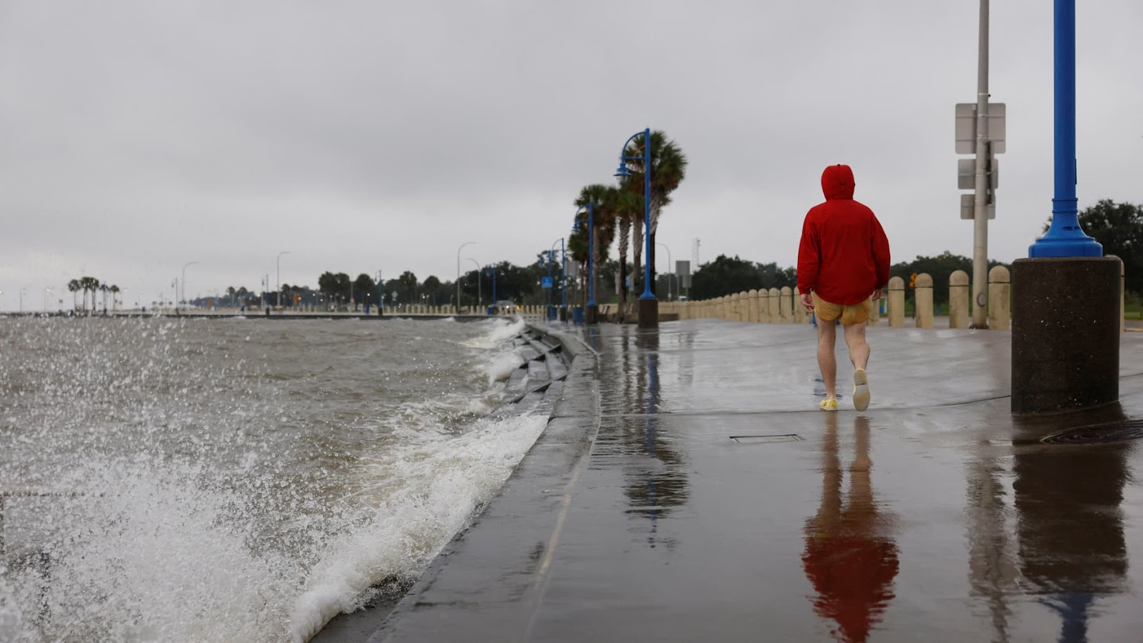 Waves from Lake Pontchartrain crash against the seawall along Lakeshore Drive as Hurricane Francine was intensifying before its expected landfall on the U.S. Gulf Coast, in New Orleans, Louisiana, U.S. September 11, 2024.  REUTERS/Edmund Fountain