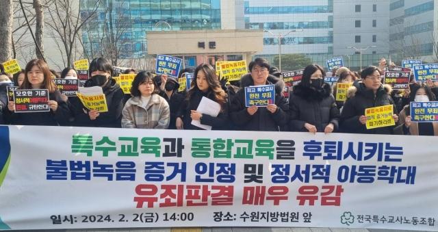 텍스트, 배너, 사람, 의류이(가) 표시된 사진AI 생성 콘텐츠는 정확하지 않을 수 있습니다.