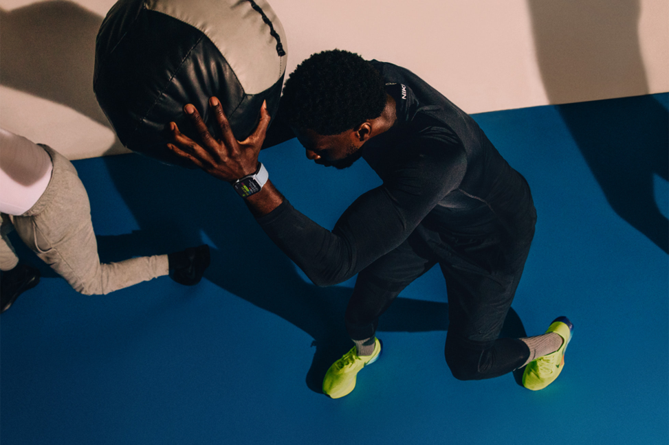 Man in high intensity training wearing Apple Watch Series 10 for fitness tracking.

Apple Watch Series 10 new low-power mode, can extend the battery life up to 36 hours.