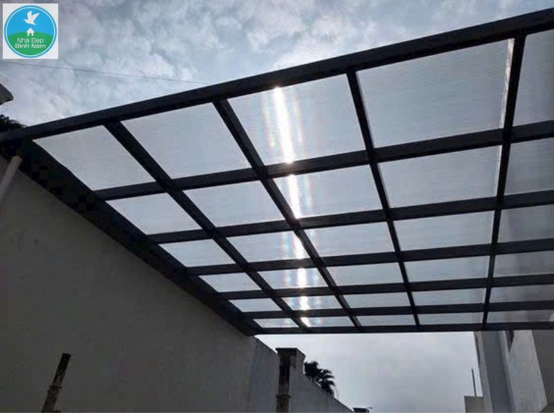 Tấm poly có  lớp phủ chống tia cực tím bảo vệ sức khỏe người dùng.