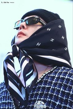 This contains an image of G-Dragon  wearing sunglasses and a scarf