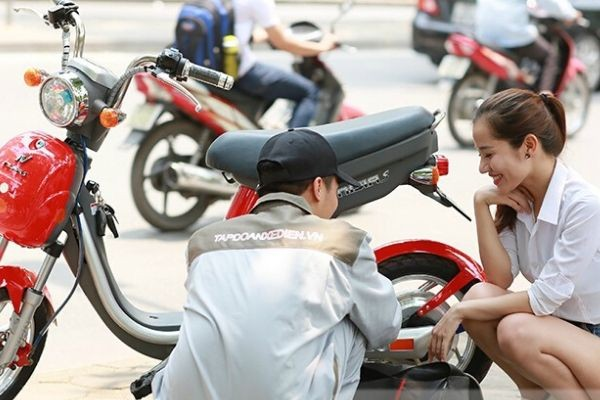 Thay bình ắc quy xe điện bảo hành lỗi 1 đổi 1 trong 12 tháng