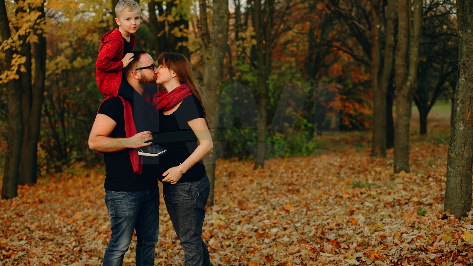 neutral fall family photo outfits images 5