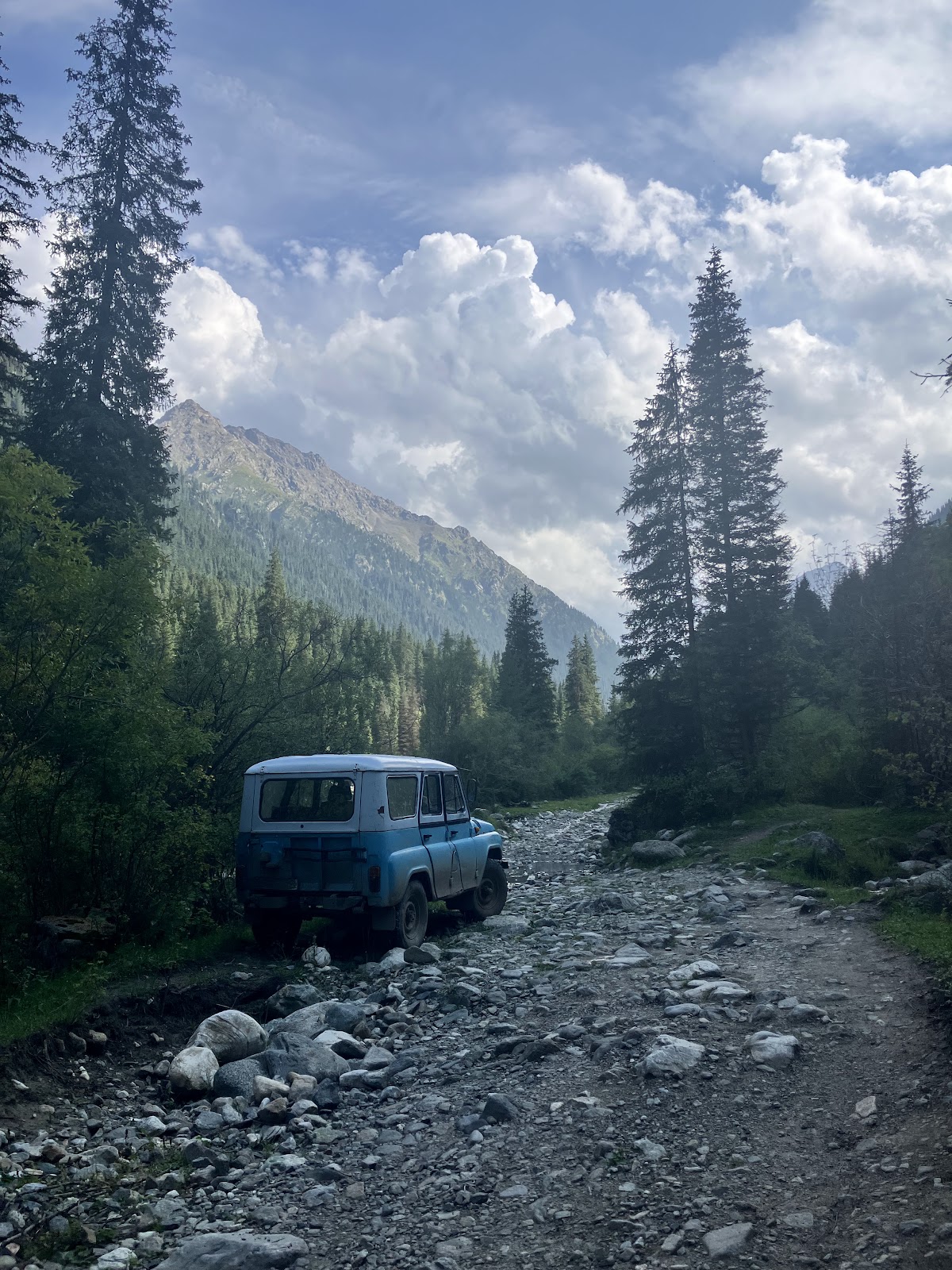 Ala Kul Trek | Car on the Mountain Road 