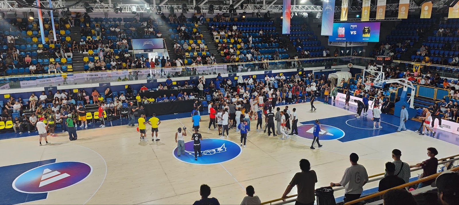 Envahissement de terrain après de buzzer beater de l'équipe Carpet Fam contre 93 Fam.