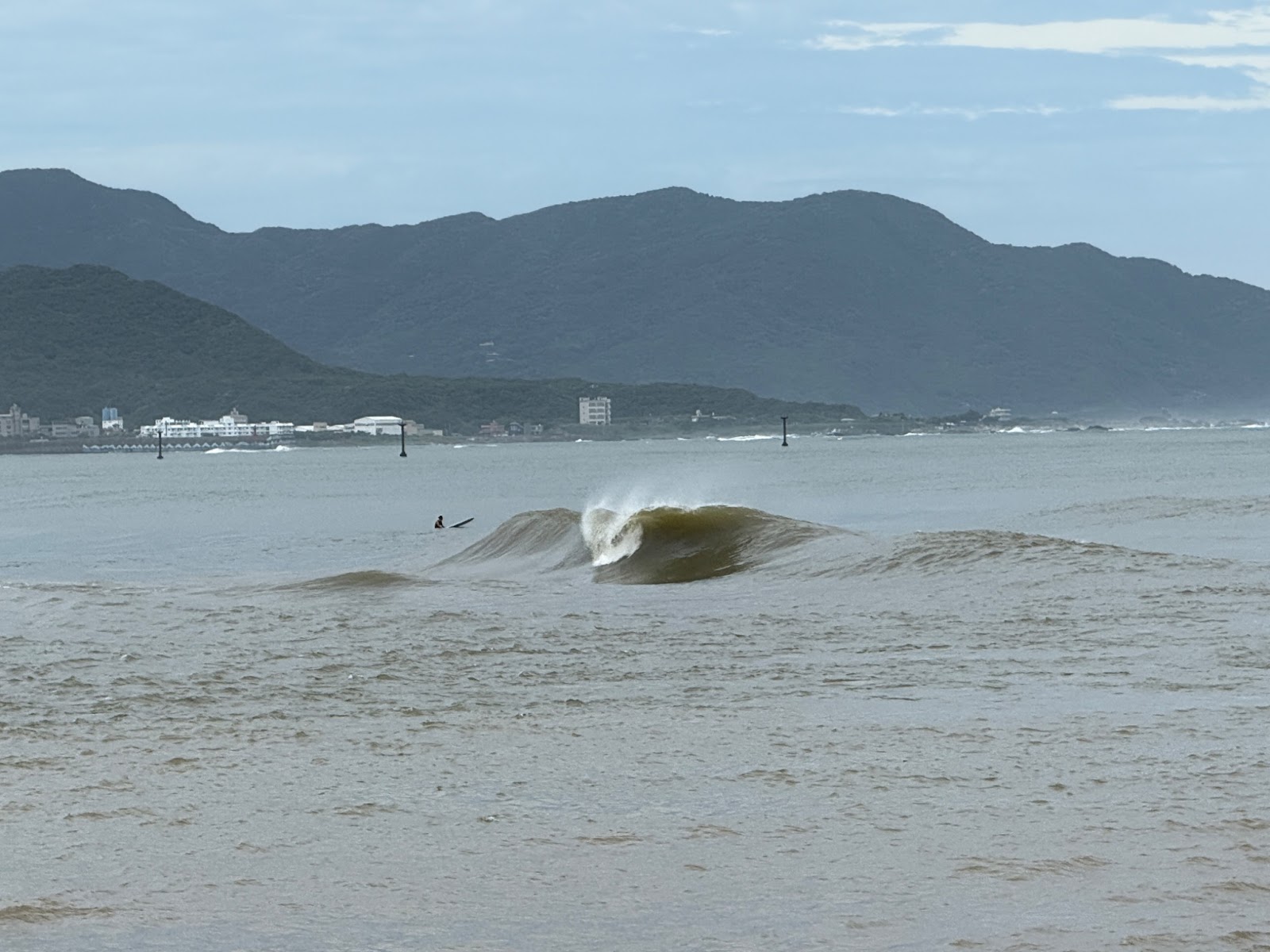 福隆沙灘海面平緩，浪人練習站板起乘