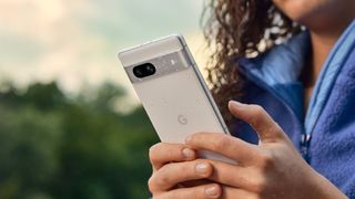 Google Pixel 7a (di atas) diluncurkan pada Mei 2023