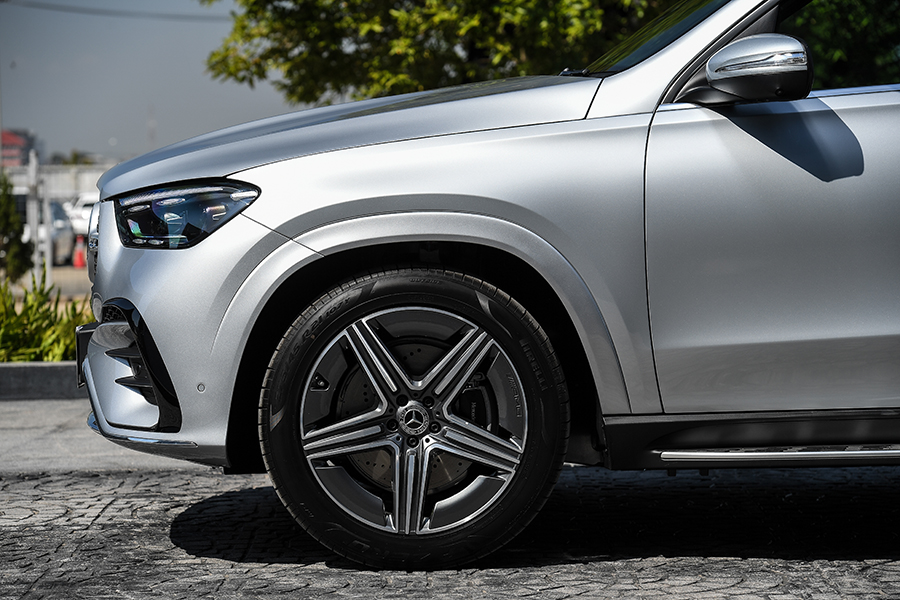 ดีไซน์การออกแบบของรถยนต์ : Mercedes-Benz GLE 300 d AMG Dynamic