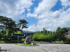 A large rock in a parking lot

AI-generated content may be incorrect.