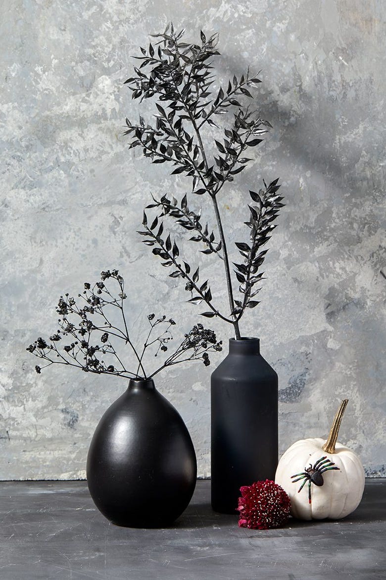 diy halloween decorations, black baby breath in a black vase