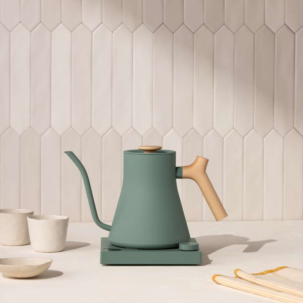 Tetera Stagg EKG Smoke Green con mango madera Maple con control de tem –  Roasters & Brewers