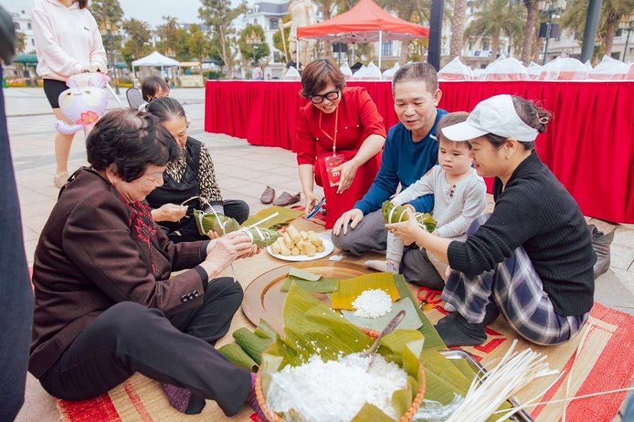 Participants experience making banh chung 