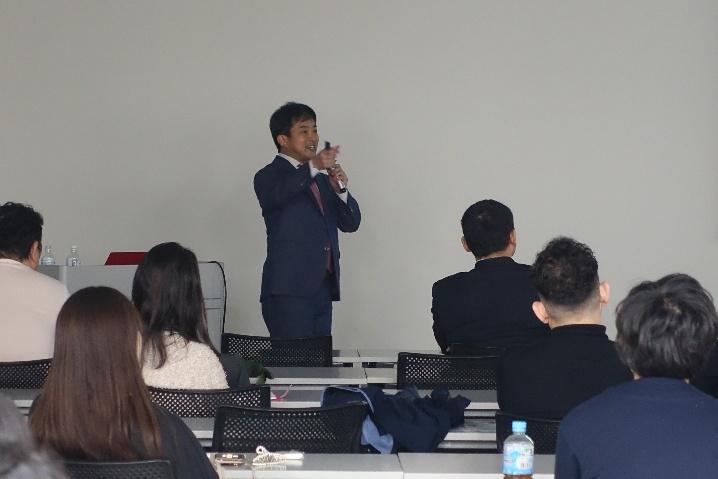 椅子に座っている人たち

AI 生成コンテンツは誤りを含む可能性があります。