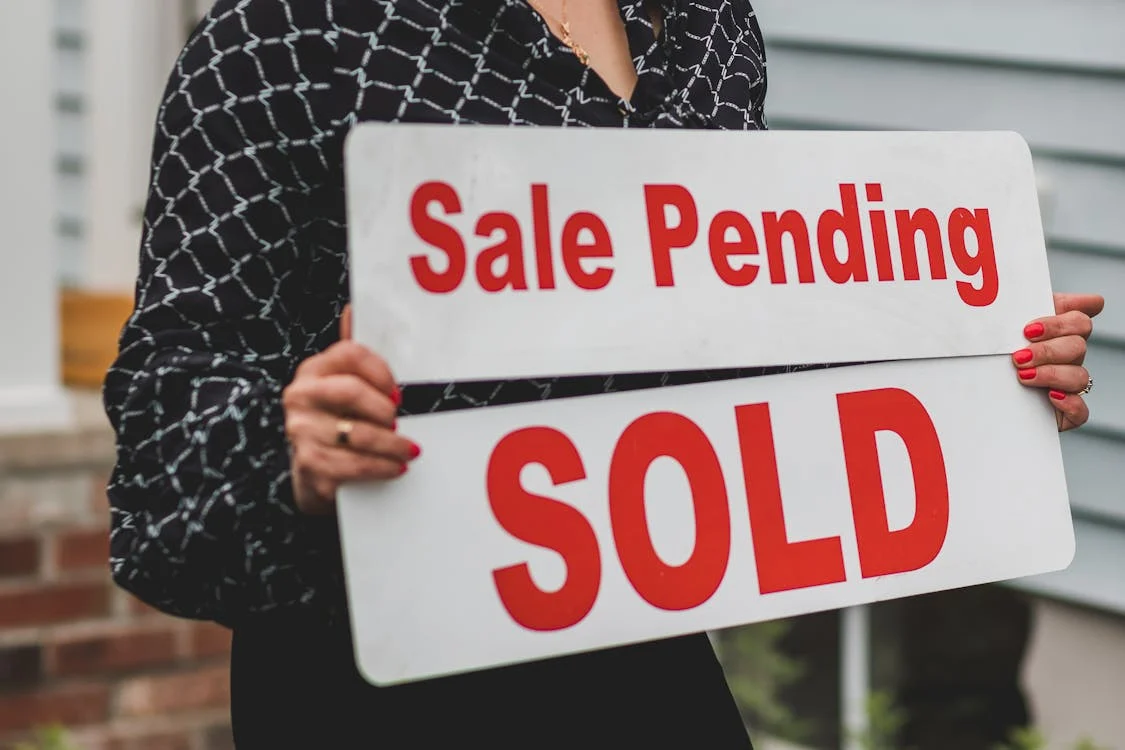 A sale pending/sold sign