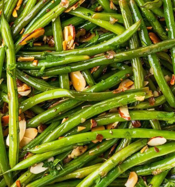 Green beans and almonds