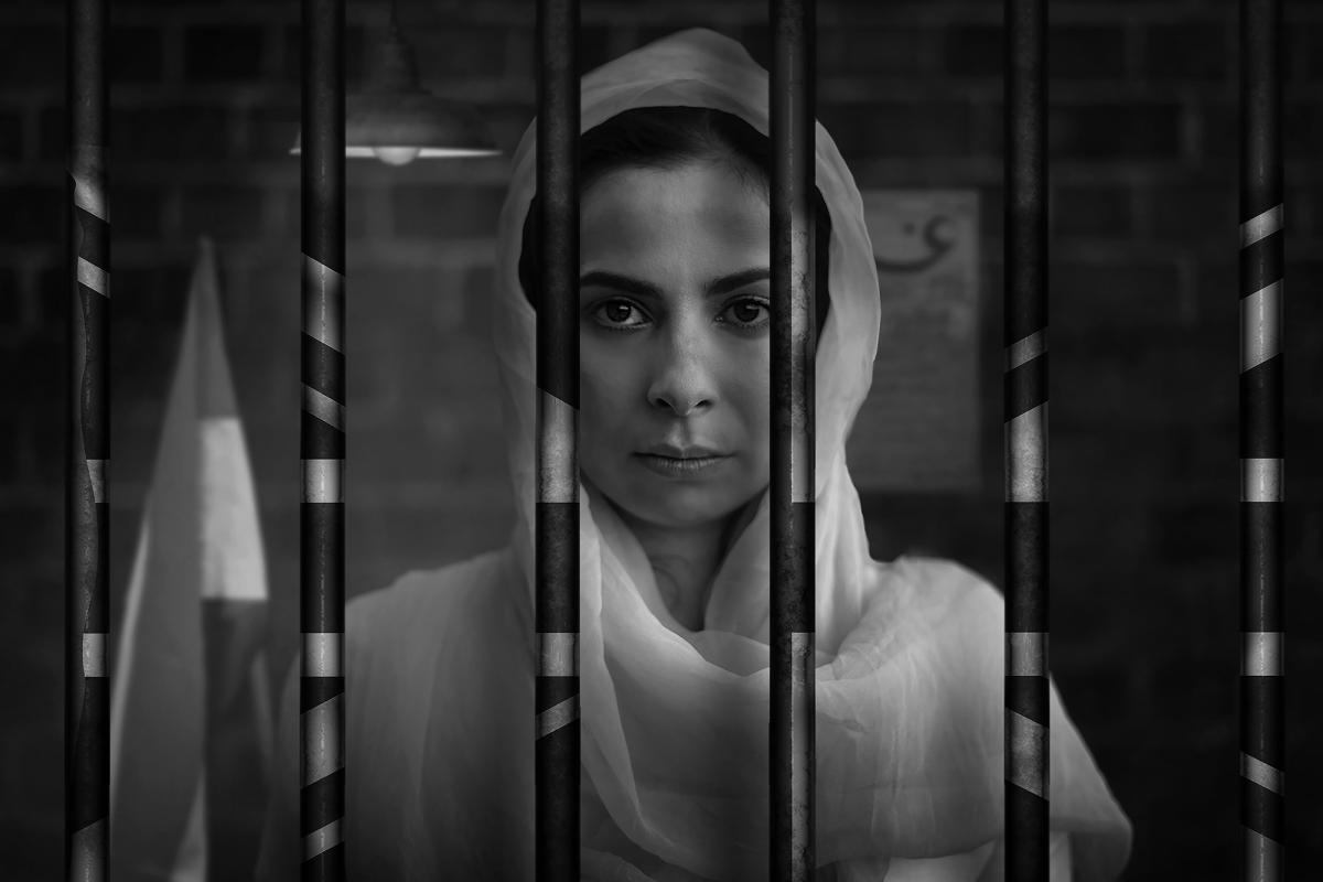 A black and white photo of a woman in jail, depicting Gulab Kaur, who was an Indian freedom fighter.