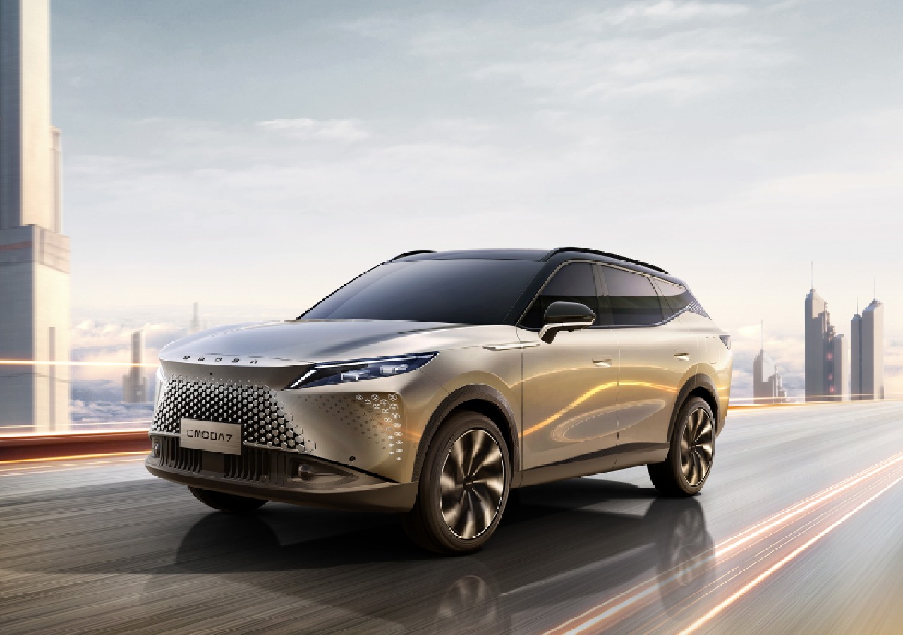 The OMODA C7 combines modern design, hybrid performance, and smart tech with exceptional heat resistance, targeting Gulf markets with harsh climates.