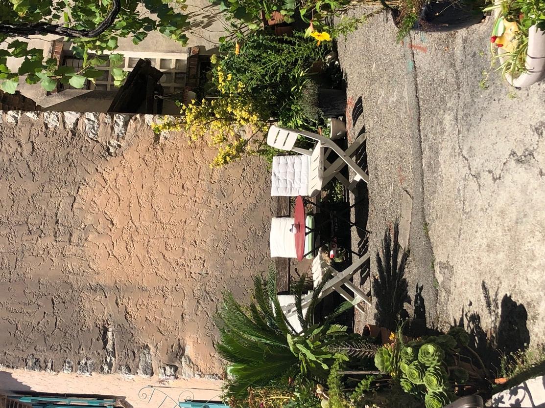 A patio with chairs and tables

Description automatically generated