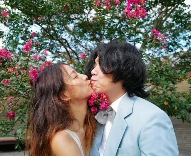 This contains an image of Lee Hyori and her husband, Lee Sang Soon