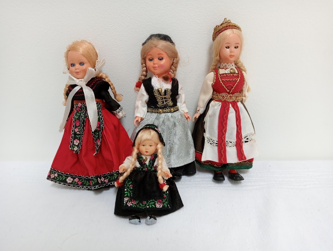 Dolls wearing traditional Norwegian bunads