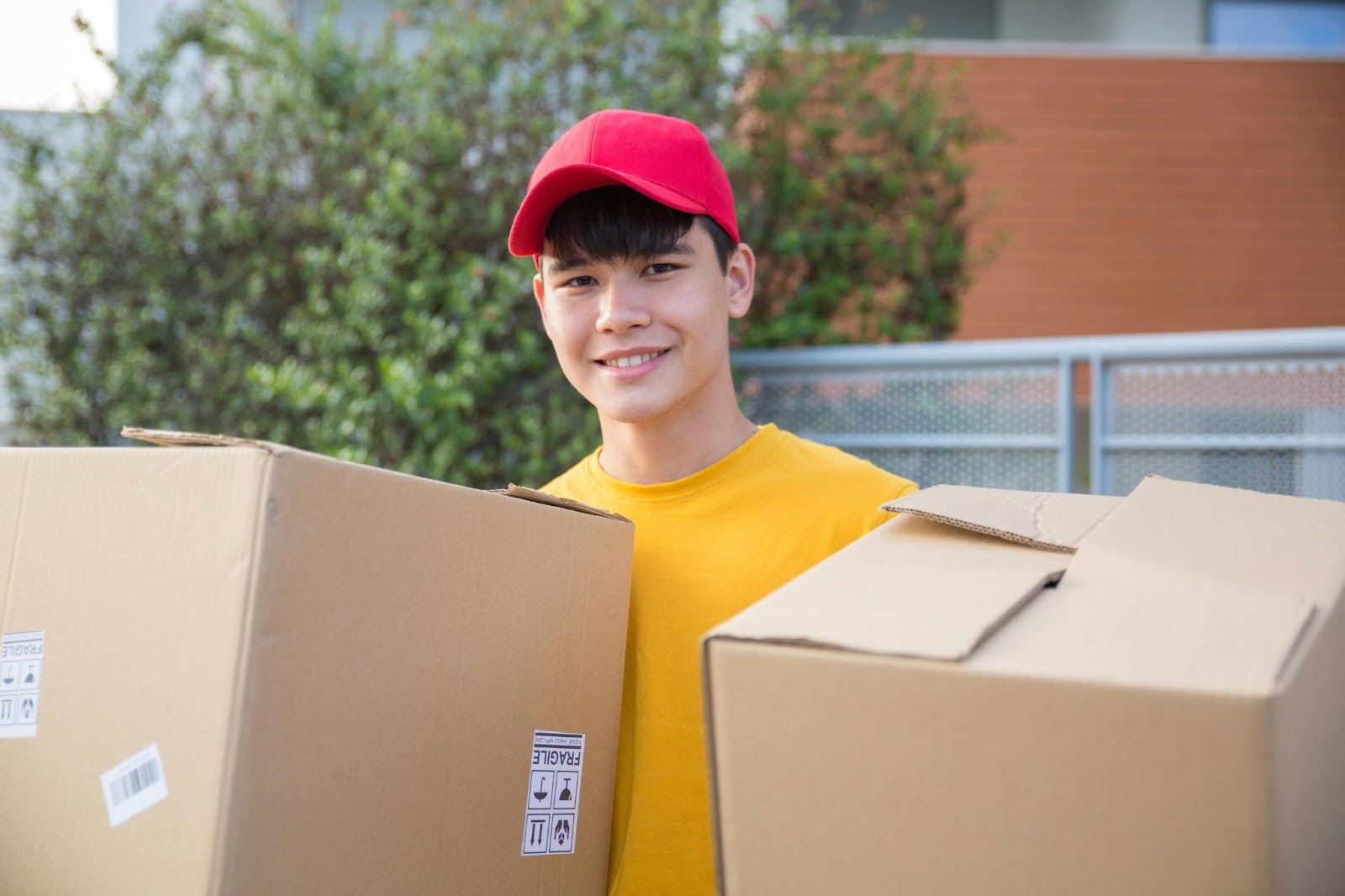 Una persona realizando entregas exitosas sonriendo por tener el control de las rutas de entrega gracias al TMS y al software de trazabilidad.