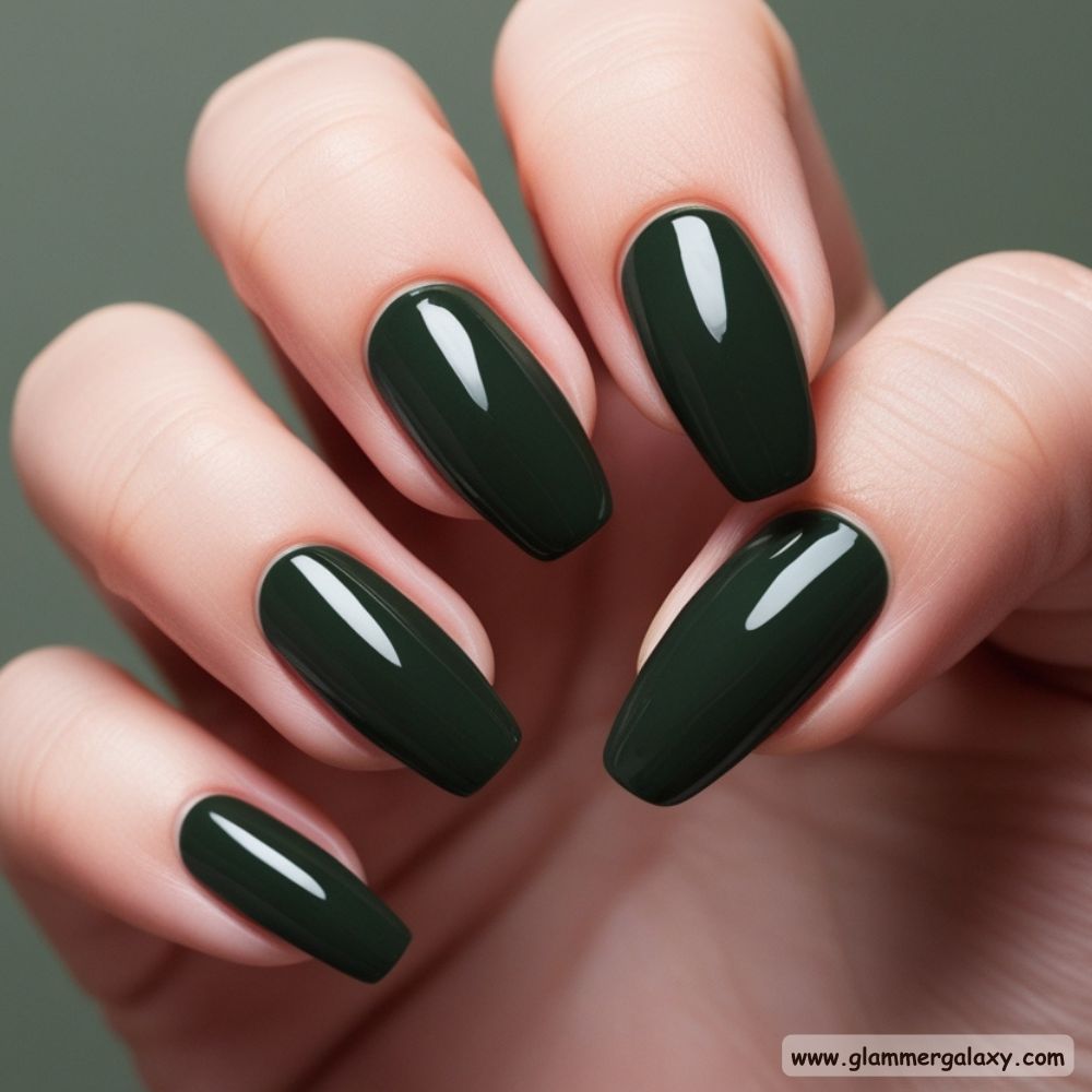 Winter and Fall Dark Green Nails having Subdued Elegance
