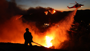 Incendios en California: Cinco personas murieron mientras el fuego avanza  sin control en exclusivo barrio de Los Ángeles