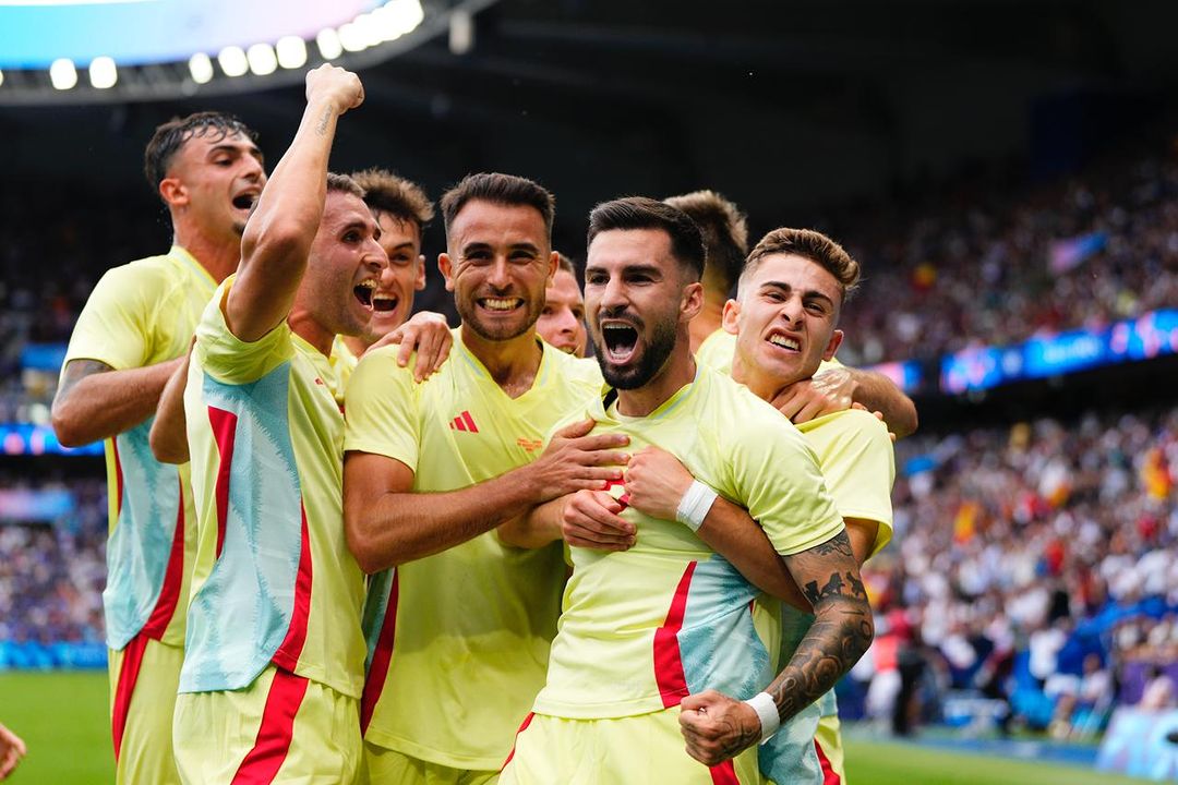 Equipe da Espanha comemorando o gol