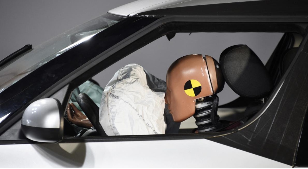 Stellantis calls to recall 441,000 cars due to defective airbags after a fatal crash in France, aiming to protect drivers and passengers across Europe.