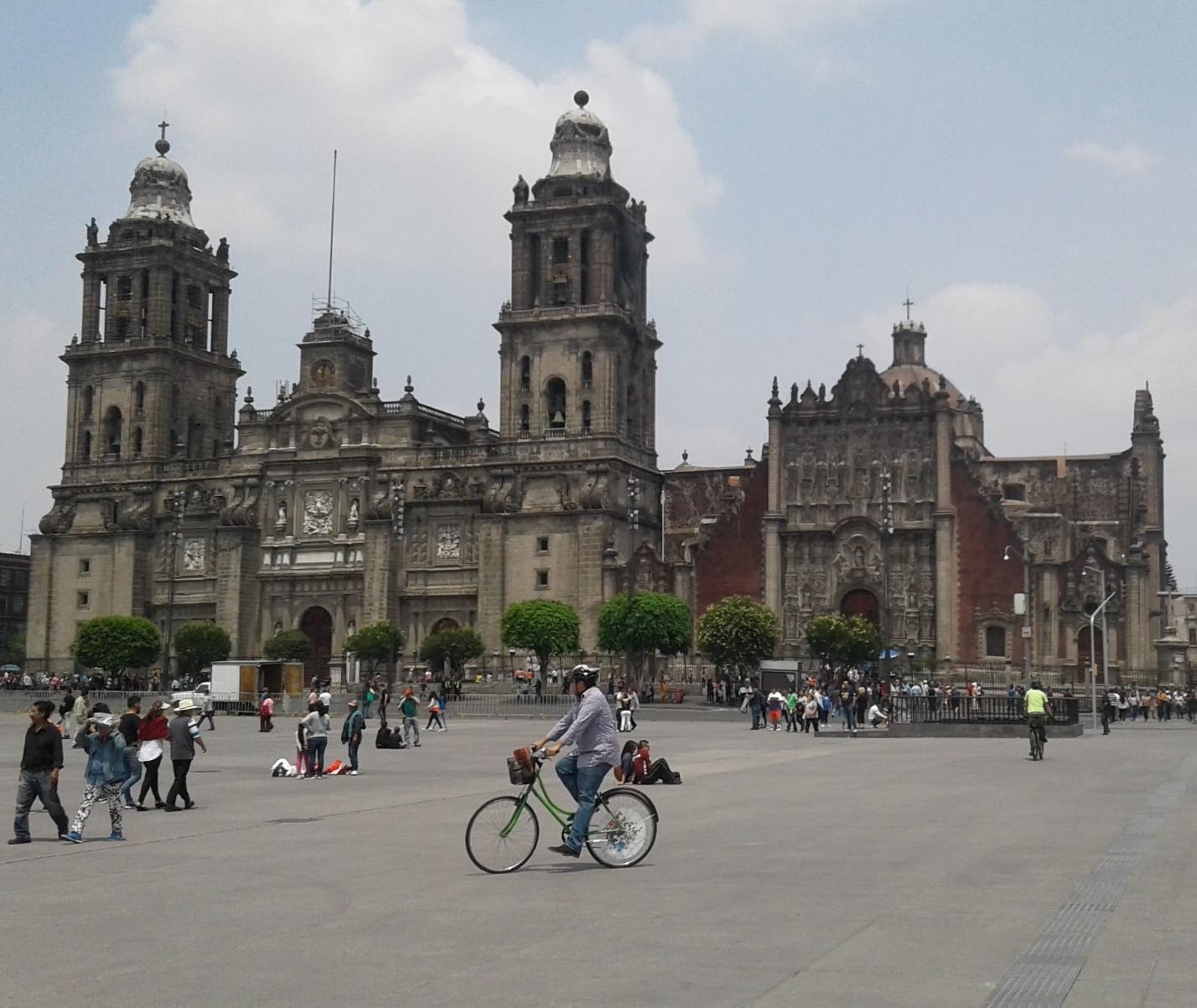 Un grupo de personas en bicicleta en una plaza

El contenido generado por IA puede ser incorrecto.