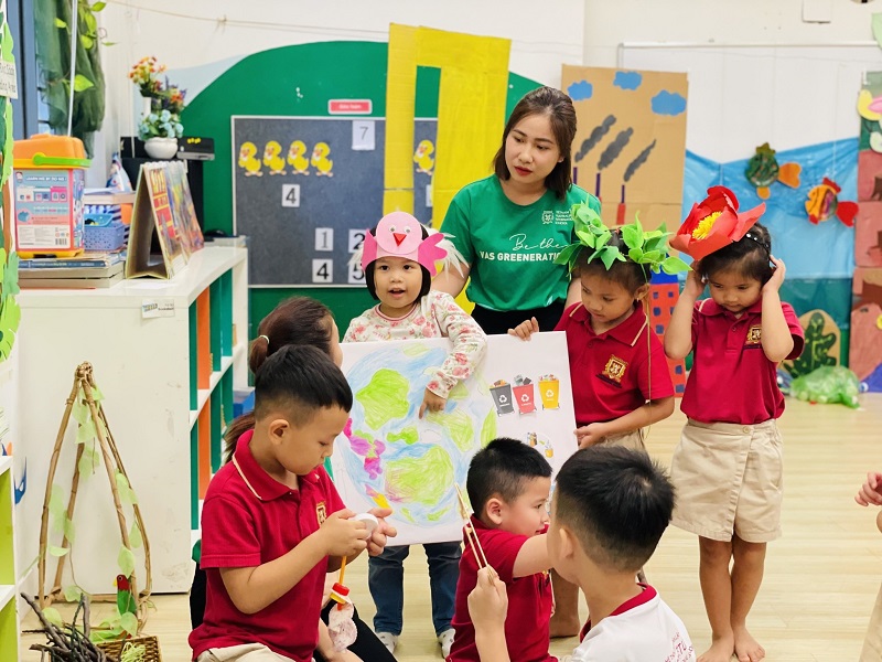 Giáo viên luôn đồng hành cùng trẻ