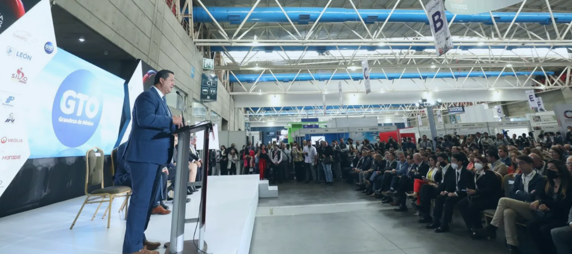 Un grupo de personas caminando en un aeropuerto

Descripción generada automáticamente con confianza media