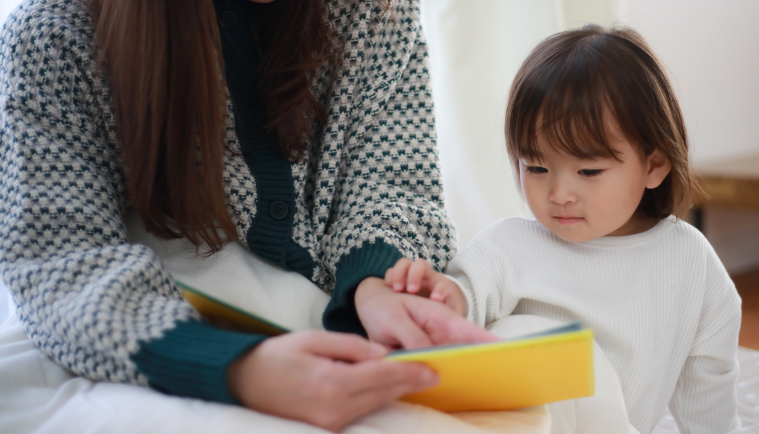 赤ちゃんを抱えている子供

低い精度で自動的に生成された説明