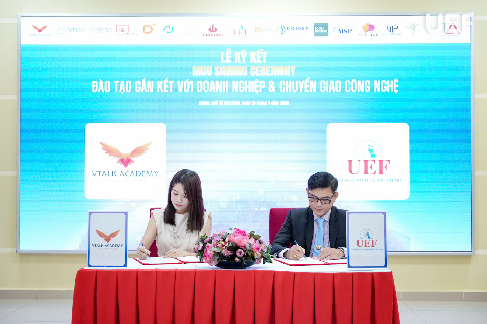 Đại học UEF ký kết hợp tác MOU với Học viện Kỹ năng VTALK và 13 doanh nghiệp hàng đầu