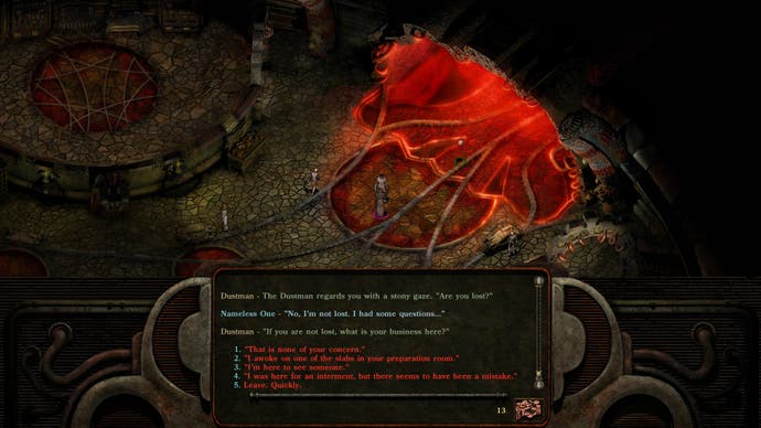 Tampilan isometrik The Nameless One yang sedang berbincang dengan seorang Dustman, yang bertanya kepada pemain apa yang sedang dia lakukan di kamar mayat, dalam Planescape Torment: Enhanced Edition.