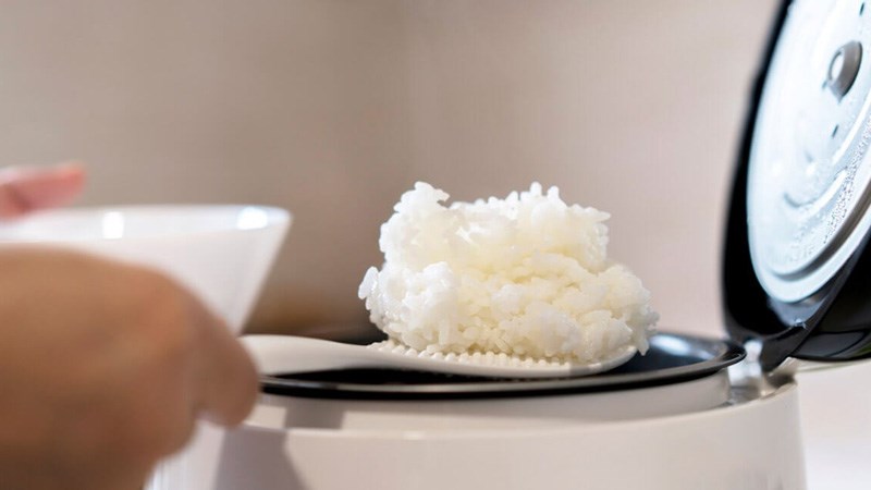Để lâu trong nồi có thể làm giảm chất lượng cơm