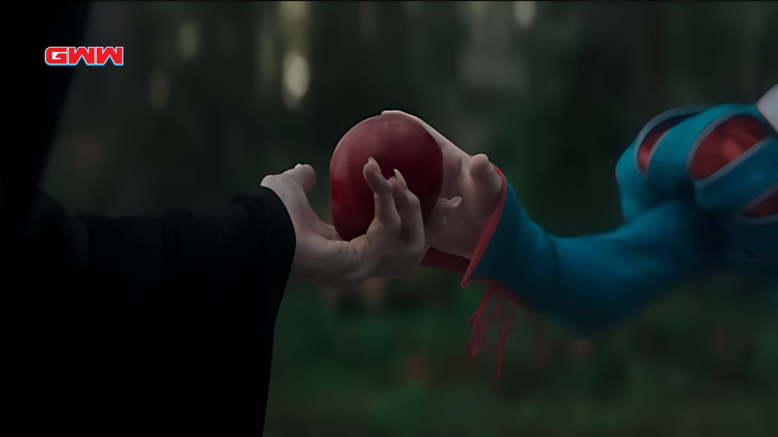 Gal Gadot as the Witch giving apple to snow white in Snow White Live action