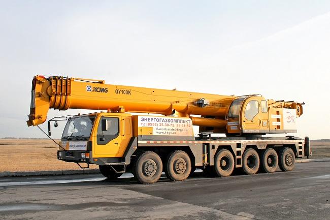 A large yellow crane on a road

AI-generated content may be incorrect.